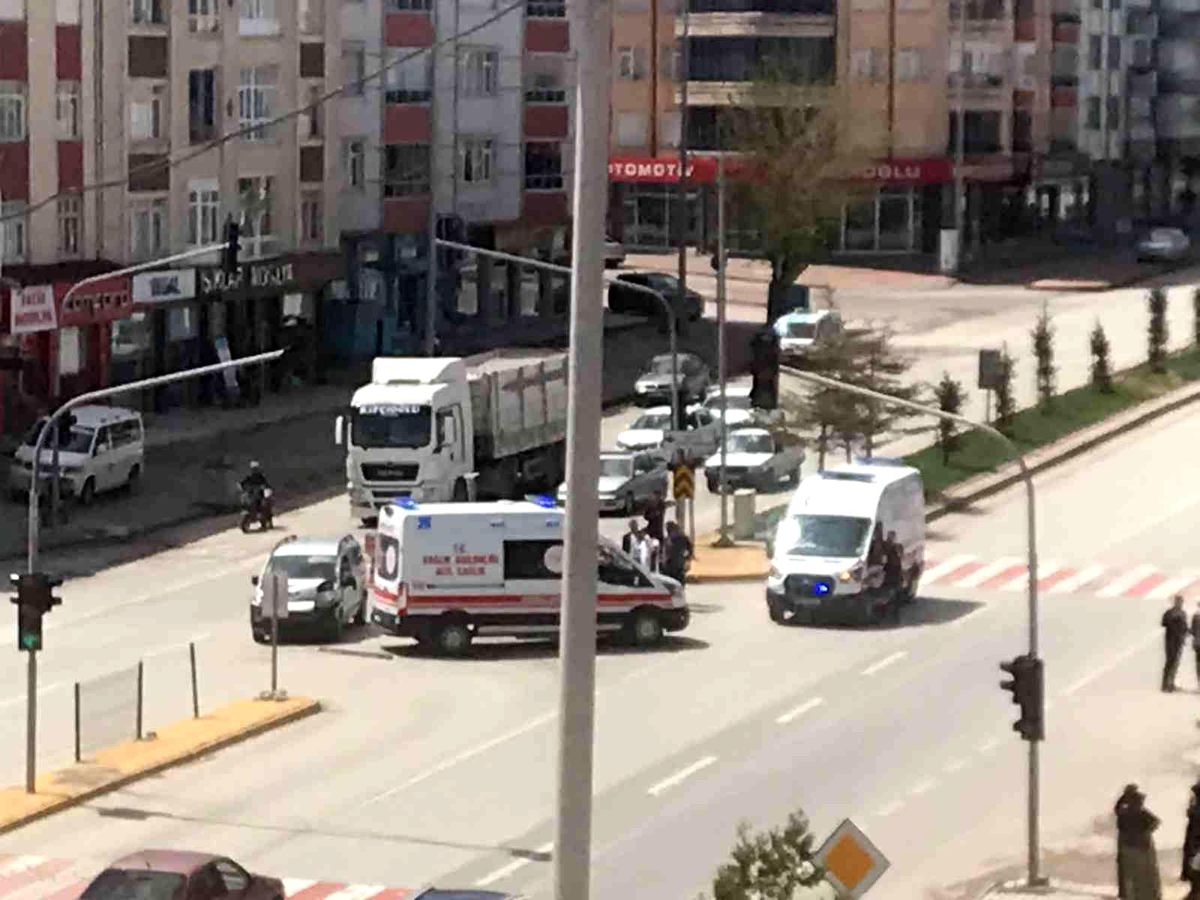 Konya\'da ambulansla çarpışan hafif ticari aracın sürücüsü yaralandı