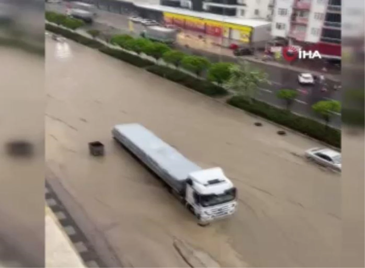 Ankara\'da sağanak yağış sonrası yollar göle döndü