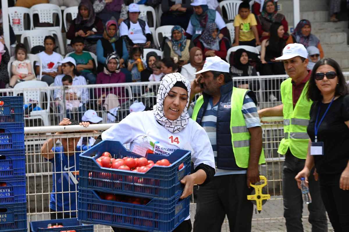 Antalya\'da kadınlar domates yeme ve kasa taşıma yarışmasında mücadele etti