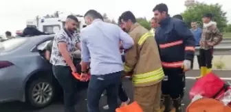 Bariyere saplanan otomobildeki 3 kişi yaralandı