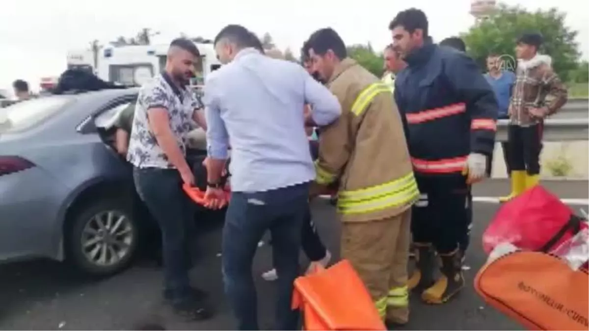 Bariyere saplanan otomobildeki 3 kişi yaralandı