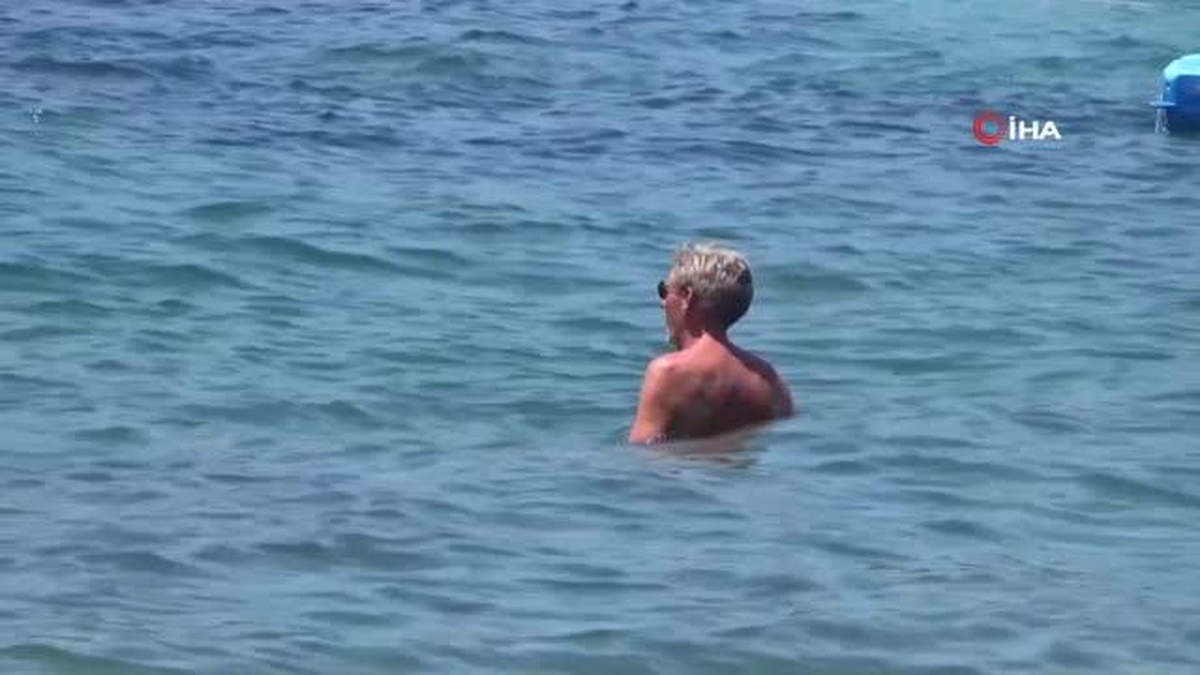 Bodrum\'da sahiller hareketlendi... Vatandaşlar deniz, kum ve güneşin tadını çıkardılar