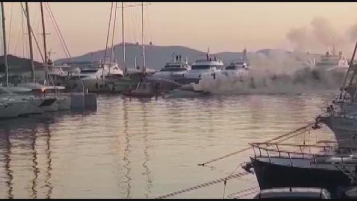 Marinada demirli teknede çıkan yangın