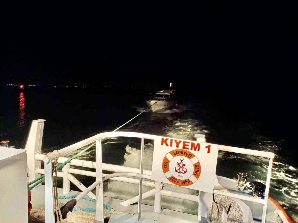Çanakkale Boğazı\'nda arızalanan tekne kurtarıldı