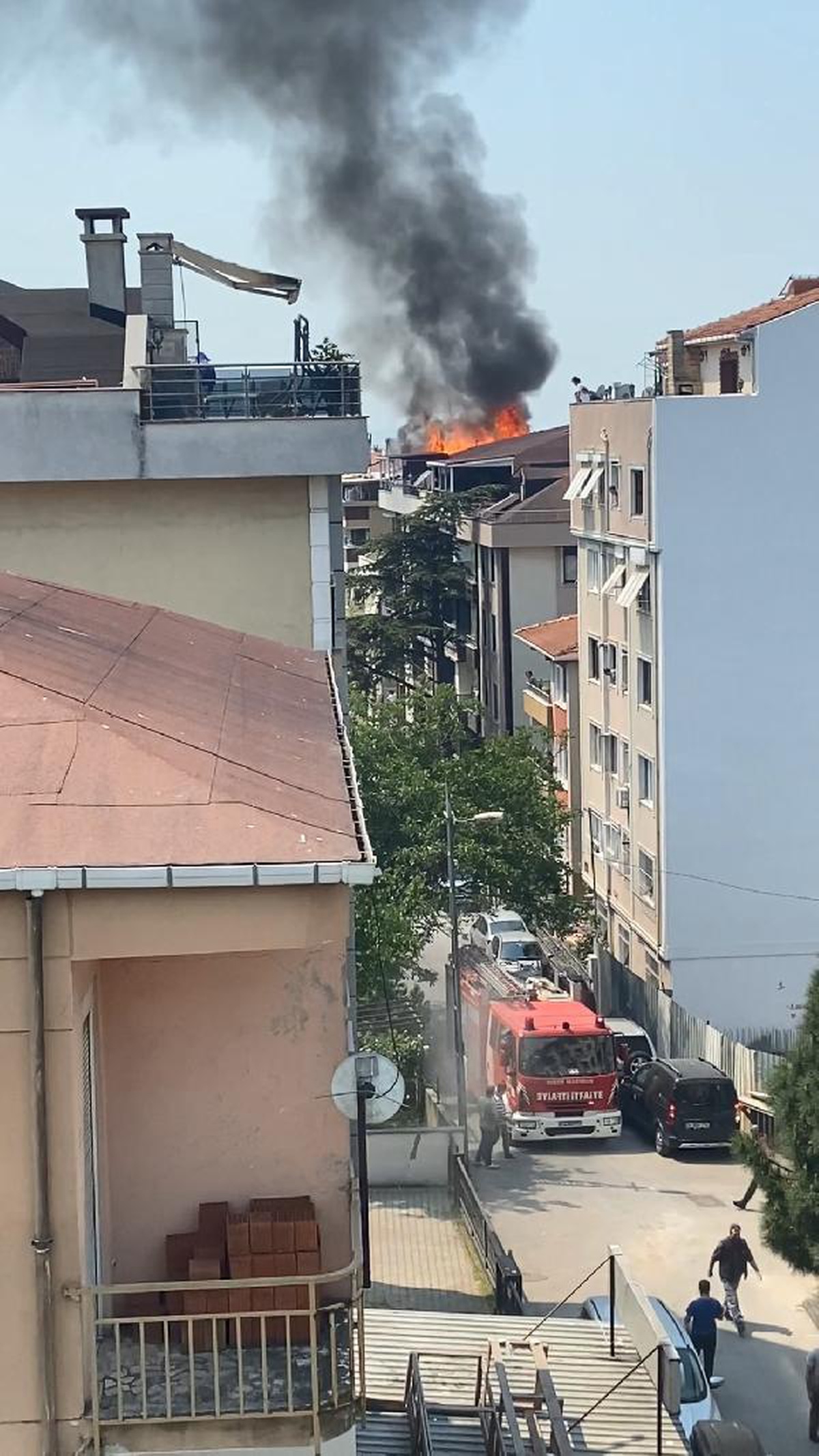 ÇATI YANDI, ALT KATTA VİDEO ÇEKTİ