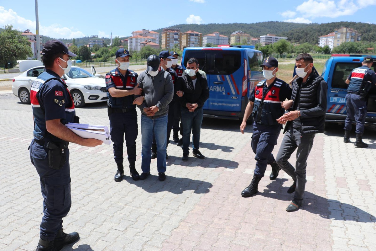 Yaşlı kadını dolandıran 4 şüpheli tutuklandı