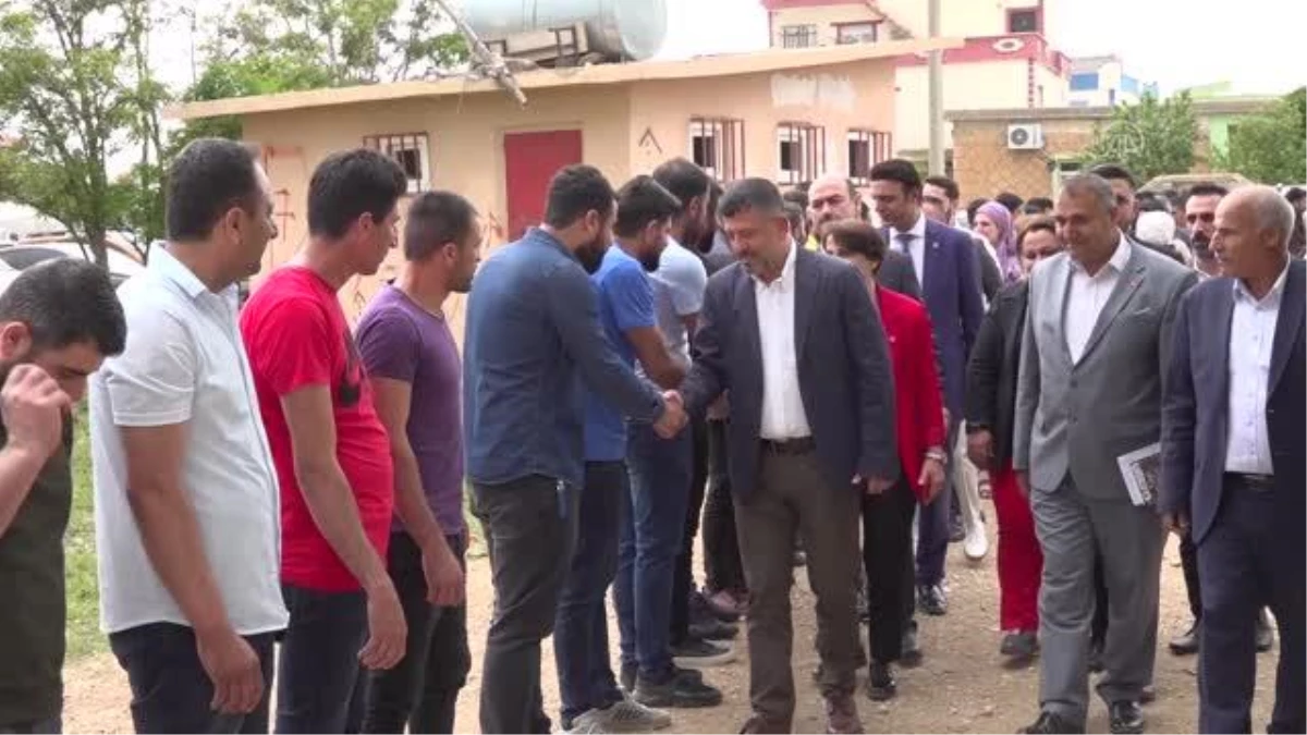 DİYARBAKIR - CHP\'li Ağbaba, partisine katılanlara rozet taktı