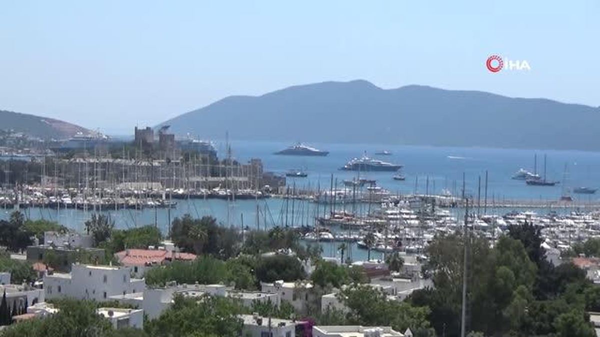 Dünyanın en büyük 22\'nci yatı olan Flying Fox yeniden Bodrum\'a geldi