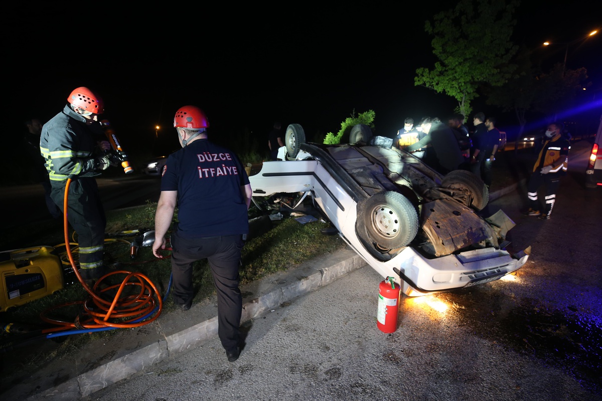 Düzce\'de devrilen otomobildeki 5 kişi yaralandı