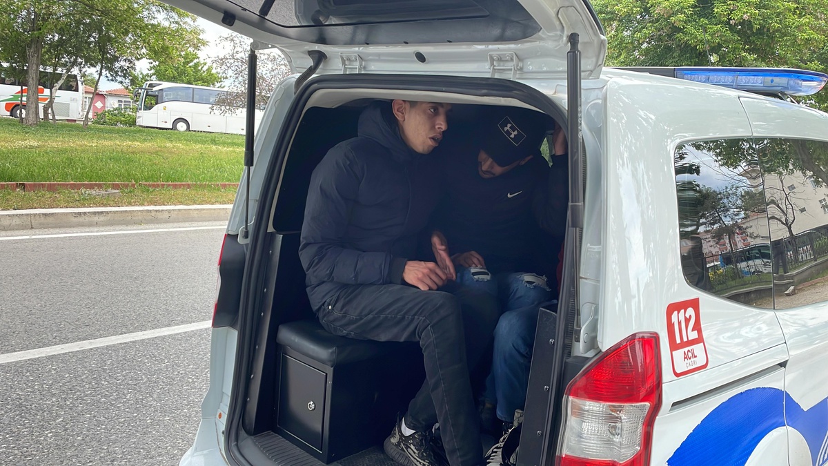 Edirne\'de tur otobüsünün yiyecek dolabından 3 düzensiz göçmen çıktı