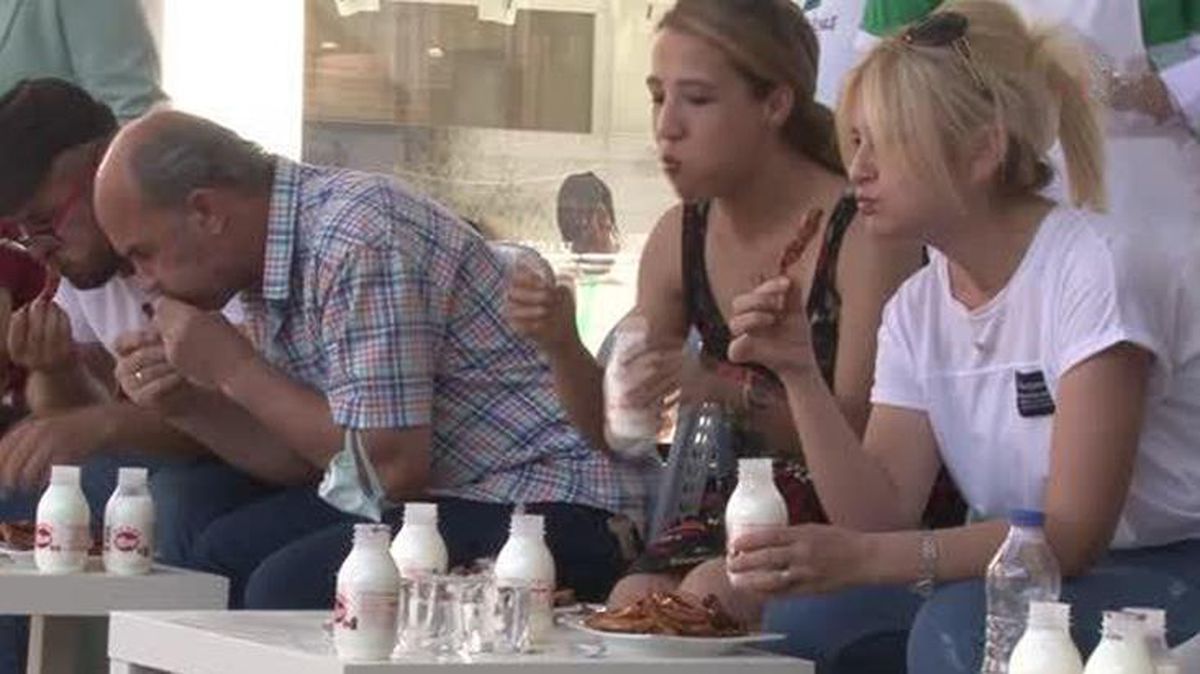 Edirne'deki acı biber yeme yarışmasının ödülü şaşkınlık yarattı! Kazanan kişiye ağırlığınca ayçiçek yağı verildi