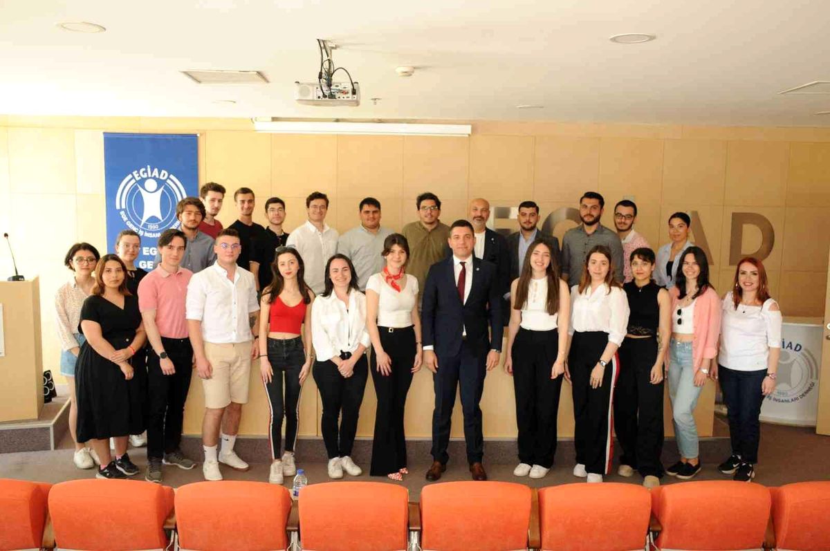 "Gençler geleceği, dünyayı ve Türkiye\'yi daha iyi değerlendiriyor"