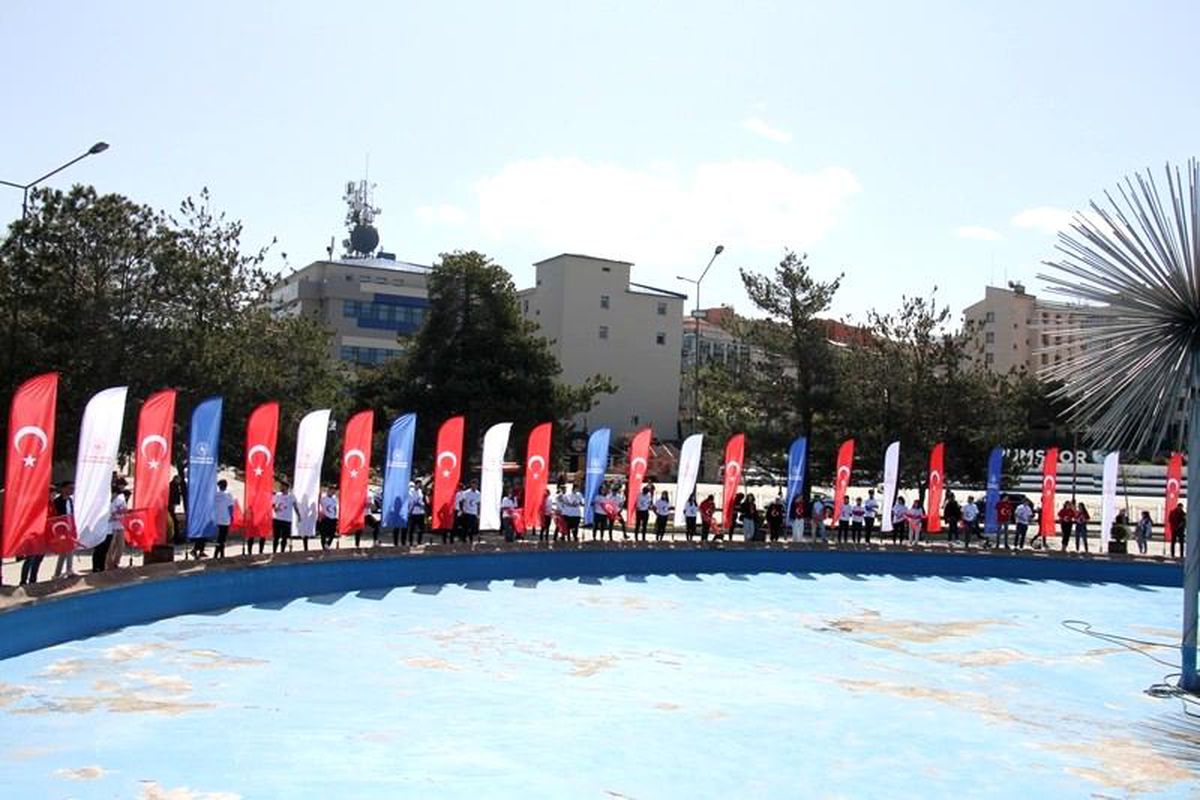 Gençlik Haftası etkinlikleri çelenk sunumu ile başladı
