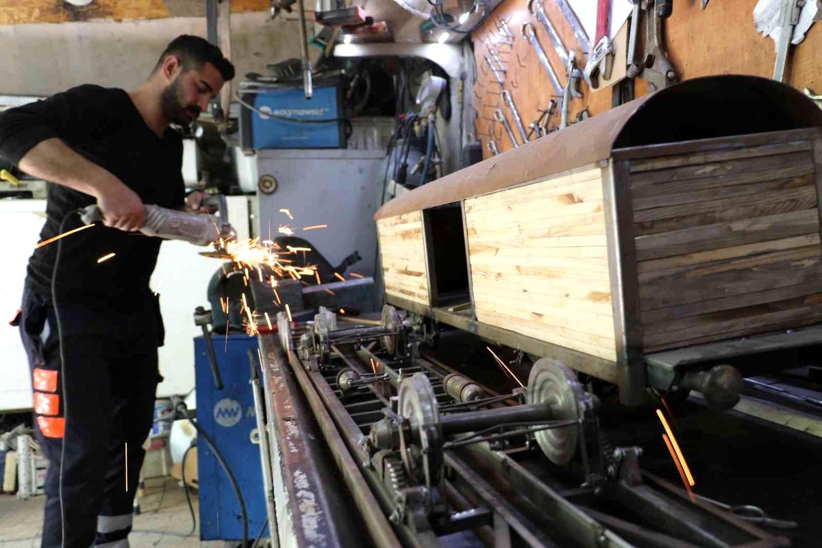 Gerçekleştiremediği hayalini yaptığı maket trenlerde yaşatıyor