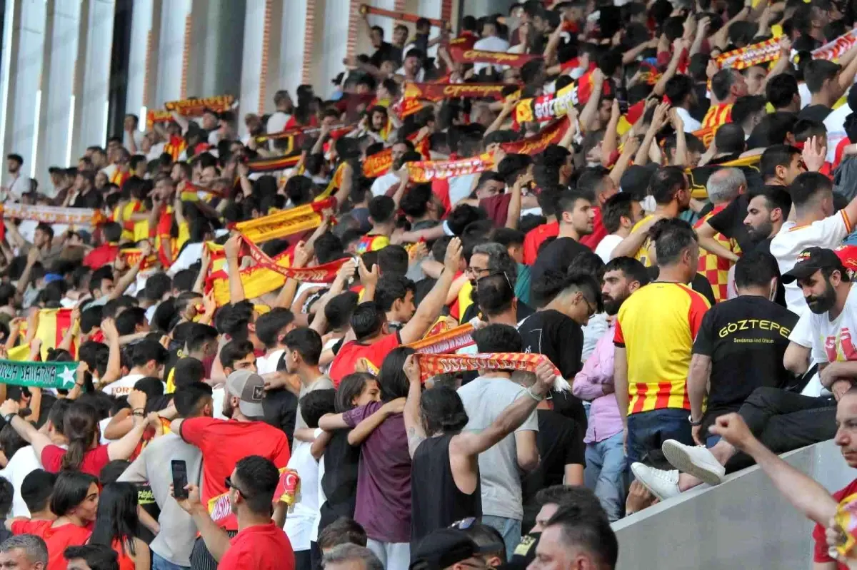 Göztepe taraftarından Süper Lig\'e \'İsyan Marşı\'yla veda