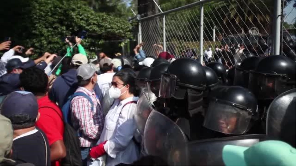 Guatemala\'da öğrenciler yolsuzluk iddiasıyla rektör seçimini protesto etti