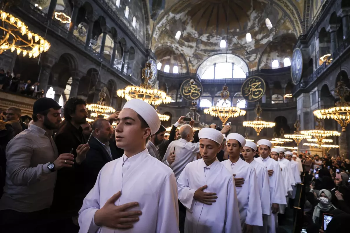 Hafızlıklarını tamamlayan 35 öğrenci Ayasofya-i Kebir Camii\'nde icazet aldı