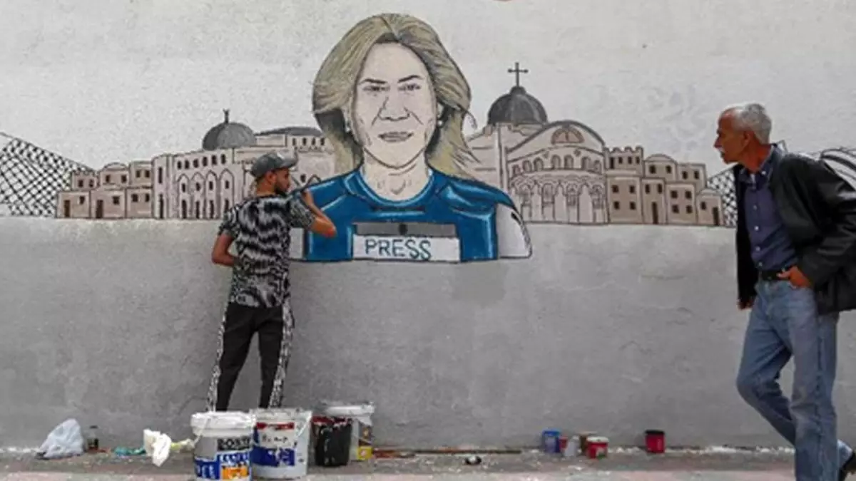 Han Yunus\'ta Bir Sanatçı Şirin Ebu Akile\'nin Duvar Resmini Çizdi