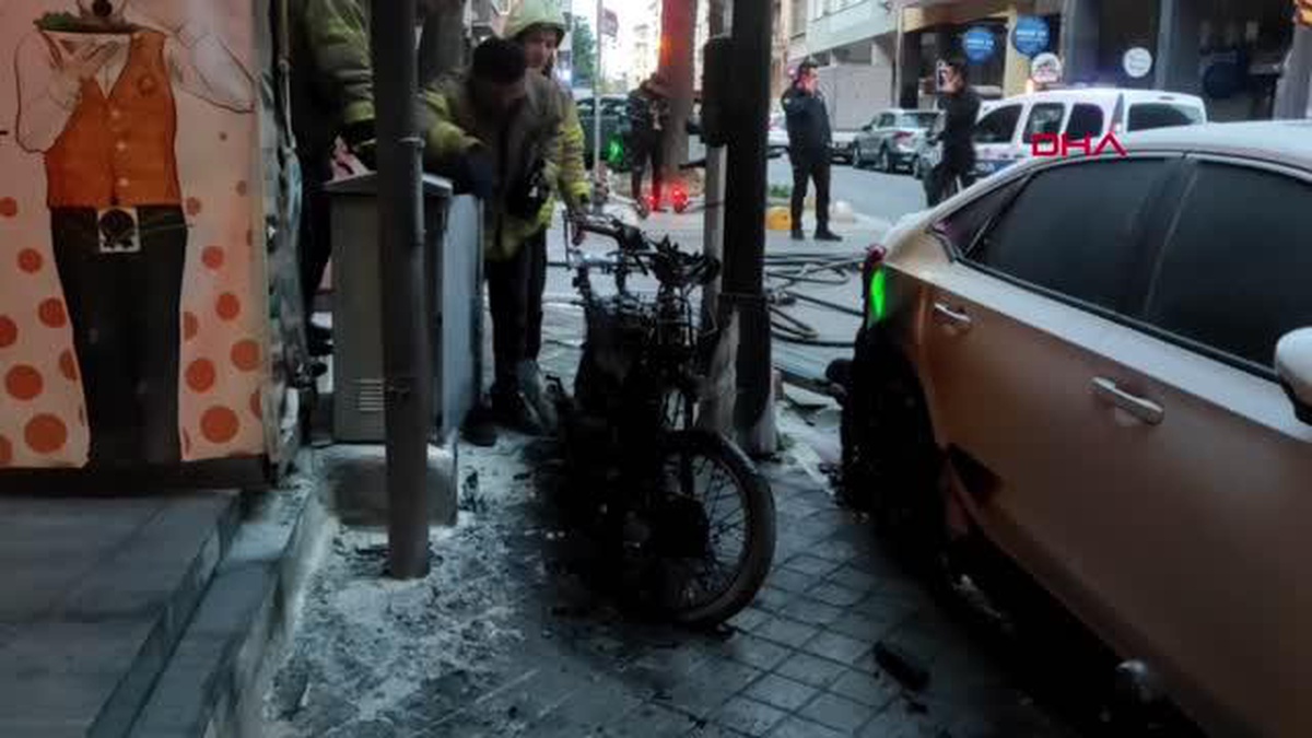 İSTANBUL-KADIKÖY\'DE PARK HALİNDEKİ 3 ARAÇ KUNDAKLANIRKEN, ŞÜPHELİ YAKALANDI