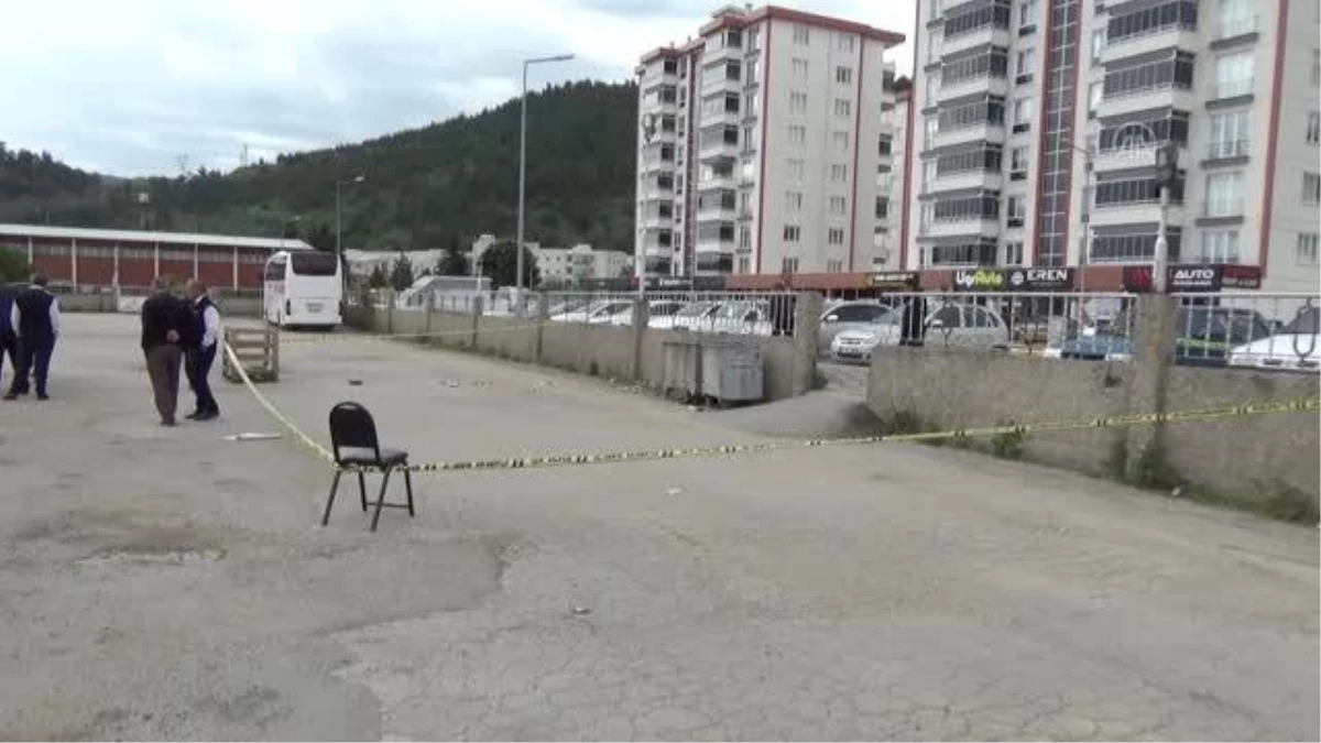 Karısını ve erkek kardeşini otogarda tabancayla yaraladı