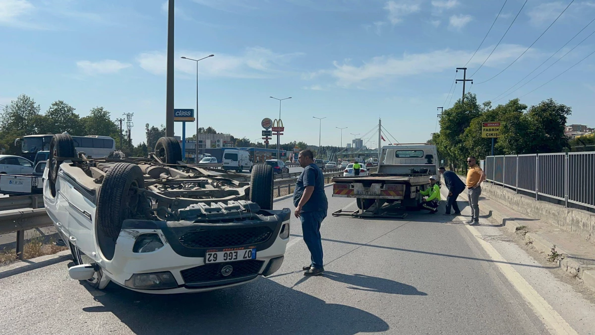 Kocaeli\'de otomobille çarpışarak devrilen pikabın sürücüsü yaralandı