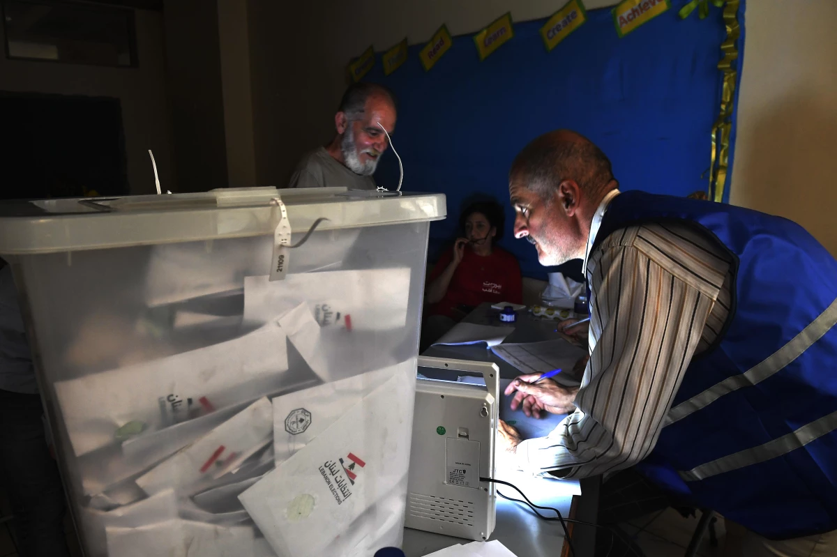 Lübnan\'daki genel seçimlerde oy sayımı, elektrik kesintisi nedeniyle yavaş ilerliyor