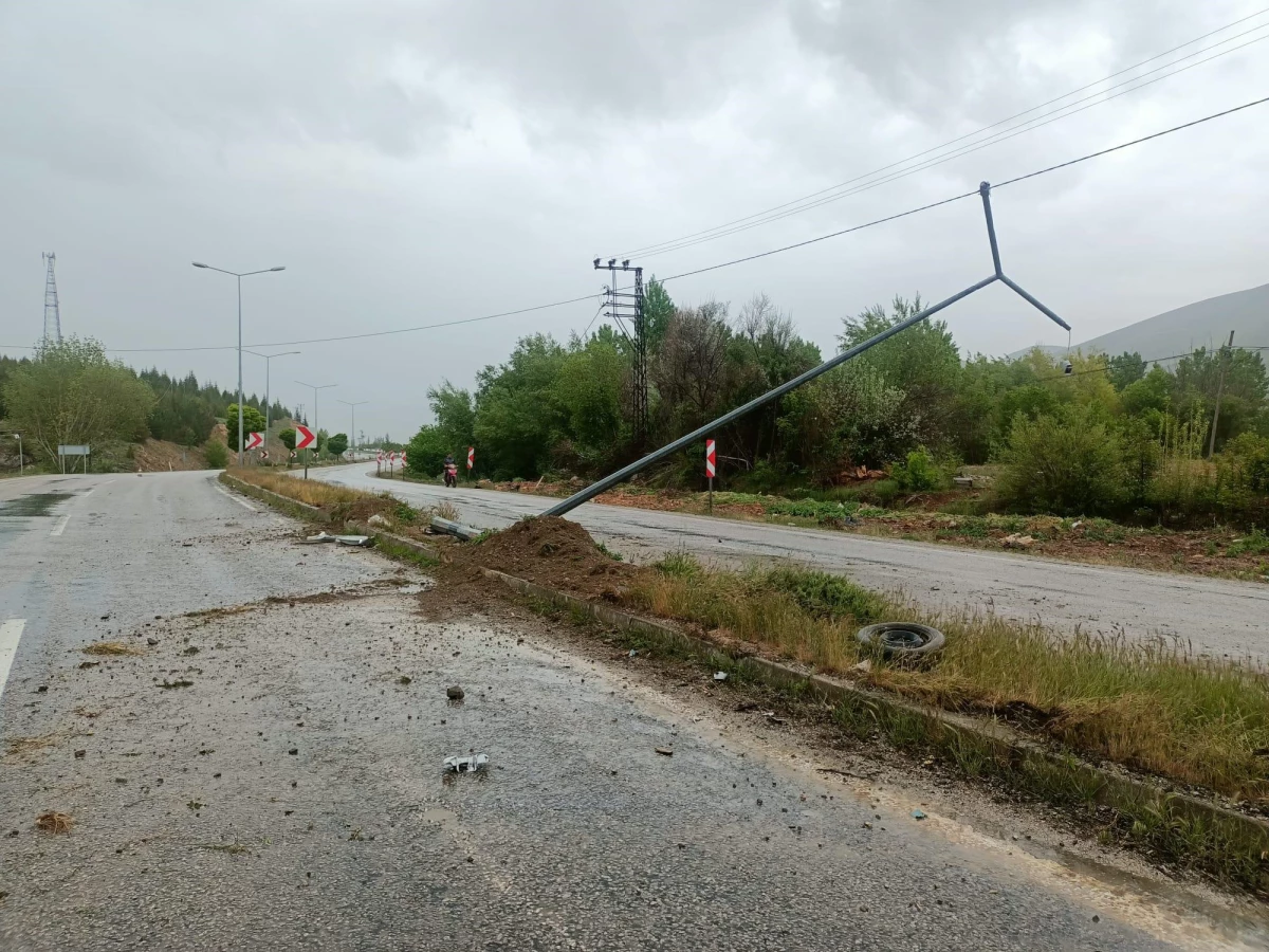 Malatya\'da aydınlatma direğine çarpan araçtaki 2 kişi yaralandı