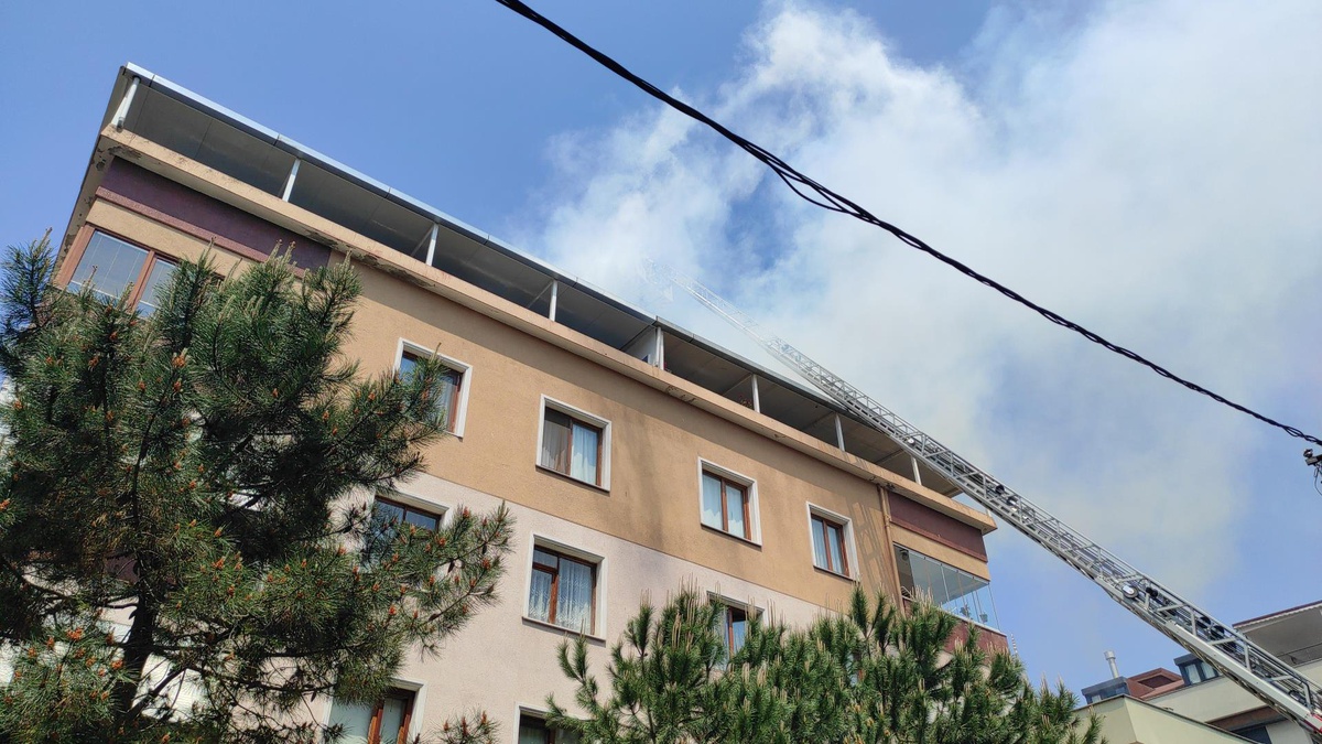 Maltepe\'de binanın çatısındaki yangın söndürüldü