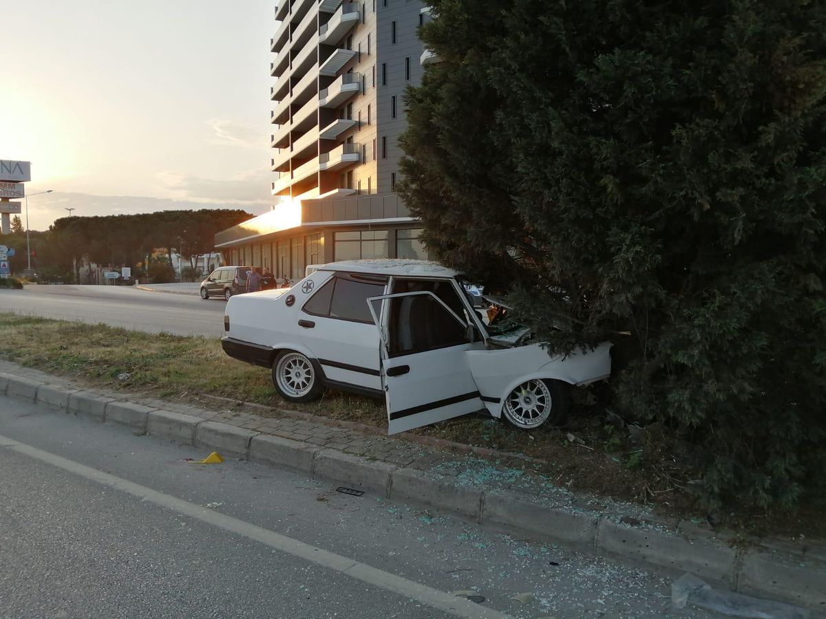 Manisa\'da ağaca çarpan otomobildeki yolcu öldü, sürücü yaralandı