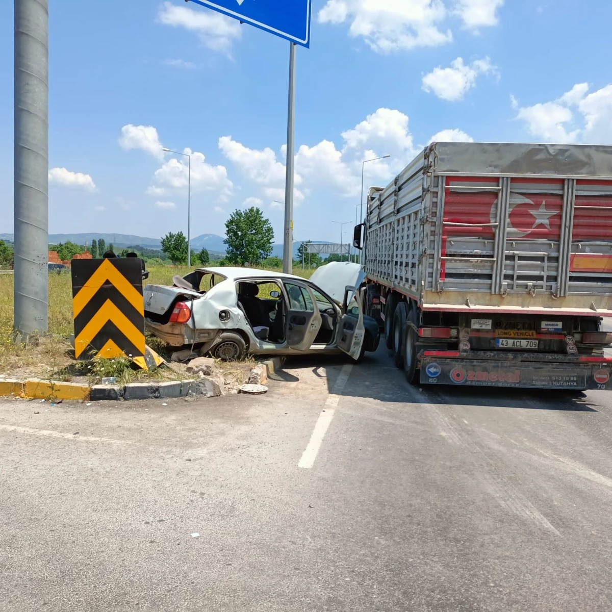 Manisa\'da kamyonla otomobilin çarpıştığı kazada 2 kişi öldü, 2 kişi yaralandı
