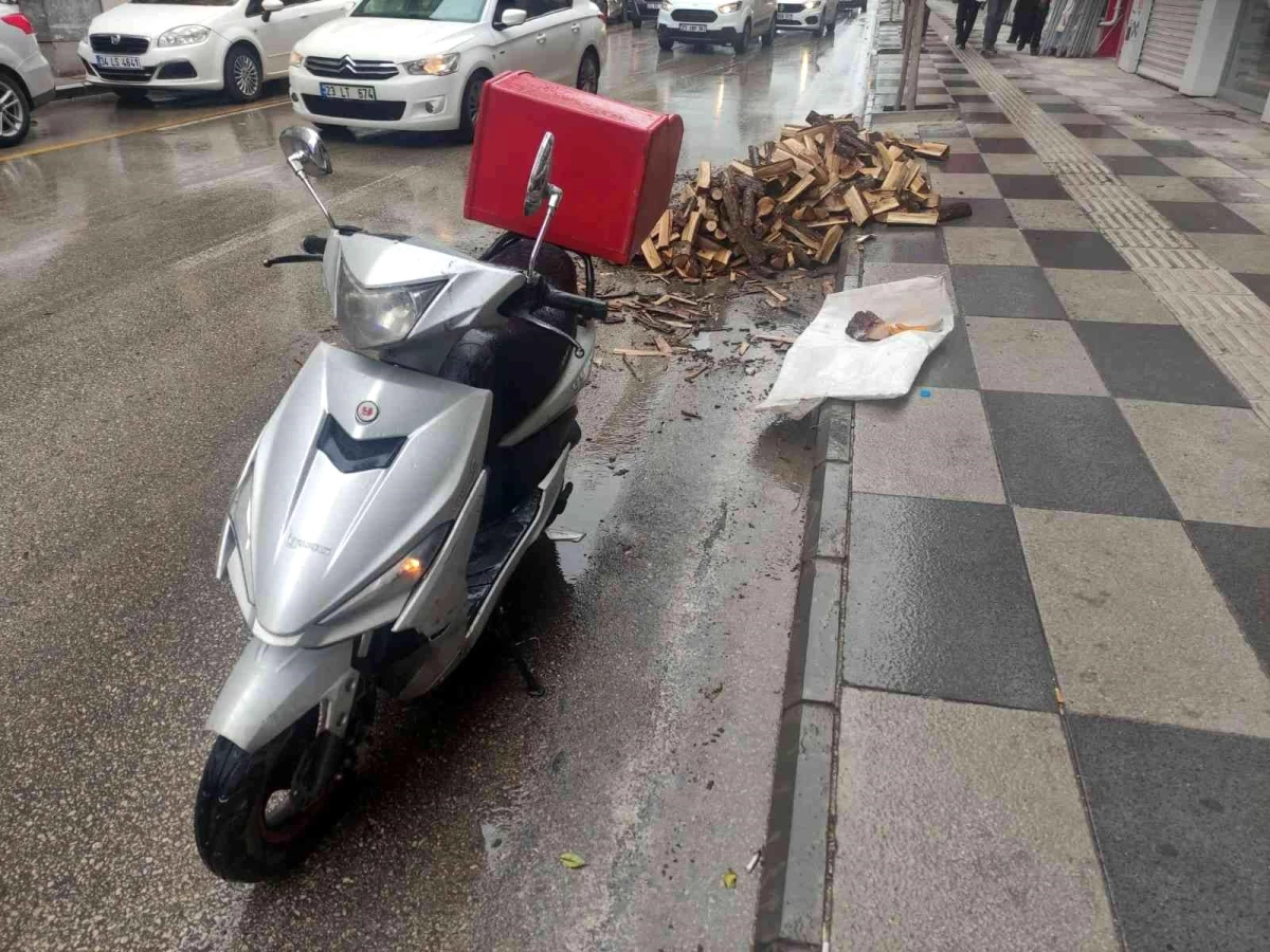 Motosiklet kayganlaşan yolda devrildi, sürücü yaralandı