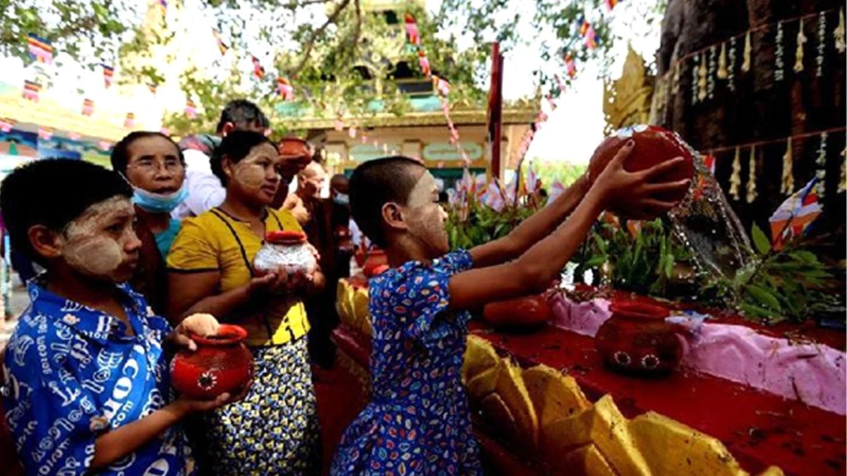 Myanmar Halkı Kason Ayı Dolunay Gününü Kutladı