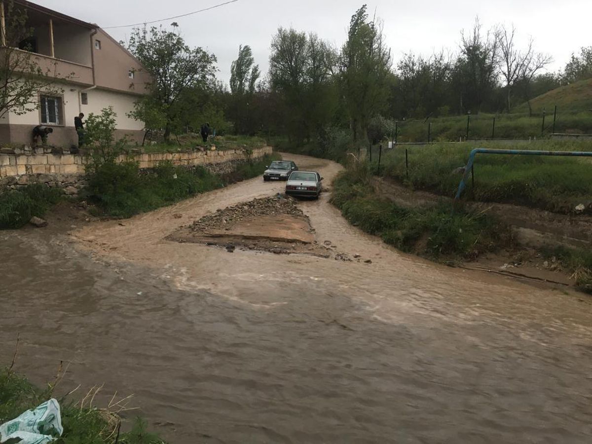 Nevşehir\'de sağanak nedeniyle dere yatağında kalan 2 otomobil iş makinesiyle kurtarıldı