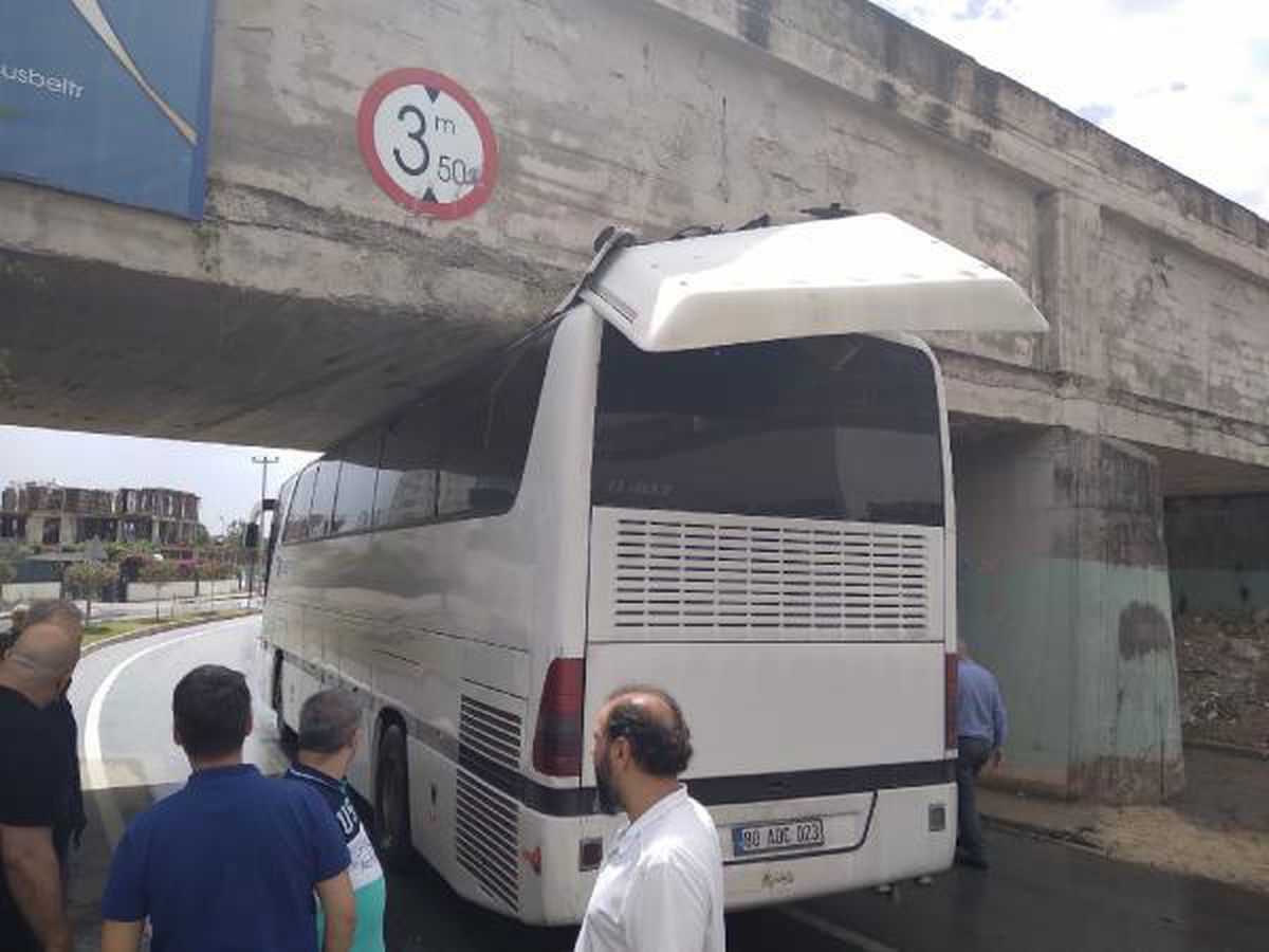 Öğrenci taşıyan tur otobüsü üst geçide sıkıştı