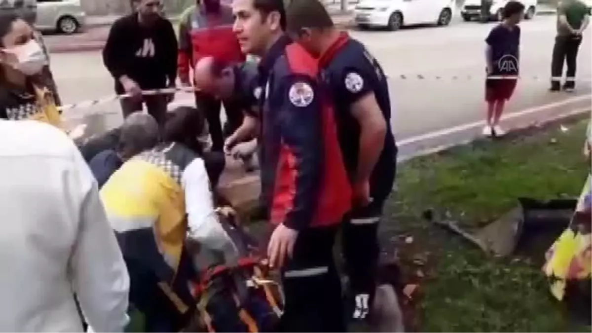 Refüjdeki ağaca çarpan otomobildeki 2 kişi yaralandı