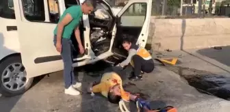 Samandra gişelerde araç beton bariyere çarptı: 2 yaralı