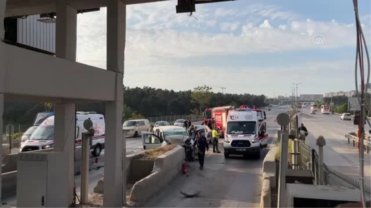 Sancaktepe\'de beton bariyere çarpan araçtaki 2 kişi ağır yaralandı