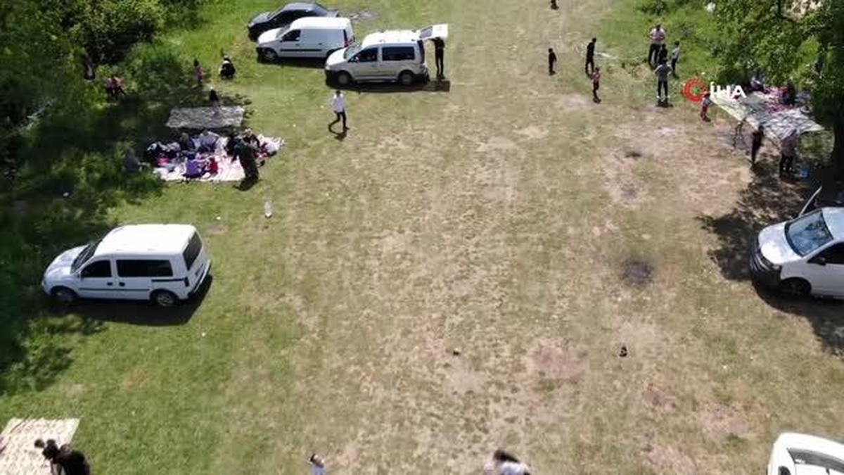 Sıcak havayı ormanlık alanda piknik yaparak değerlendirdiler