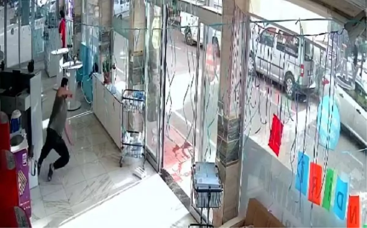 Tamir yapan işçinin elektrik akımına kapılması kamerada