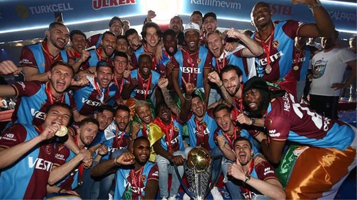 Trabzonspor\'un yıldız futbolcularından ilginç poz! Şampiyonluk kupasıyla yatağa girdiler