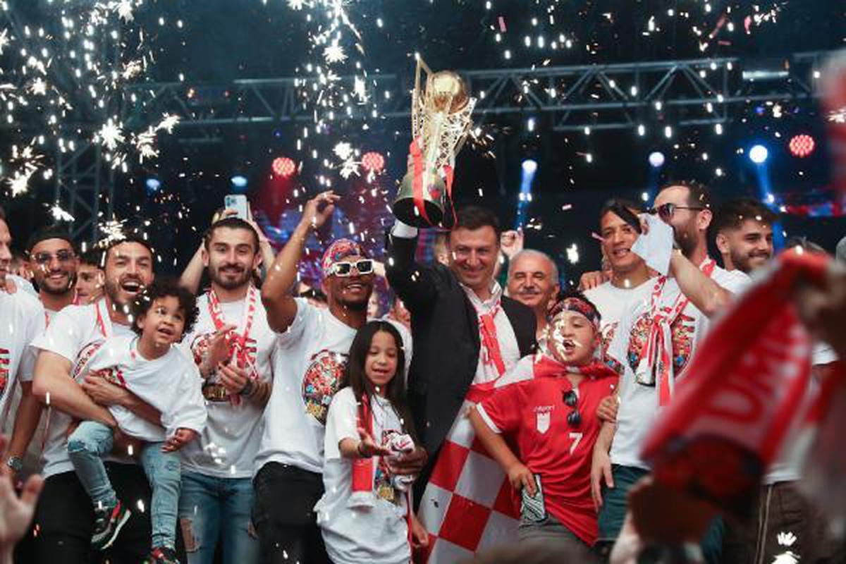 ÜMRANİYESPOR SÜPER LİG\'E YÜKSELİŞİNİ TARAFTARLARIYLA KUTLADI