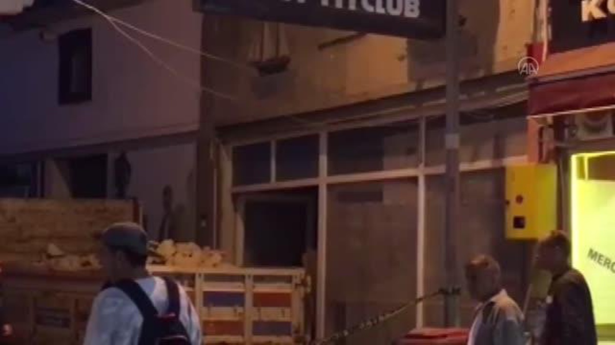 Üzerlerine duvar çöken 2 kişi yaralandı