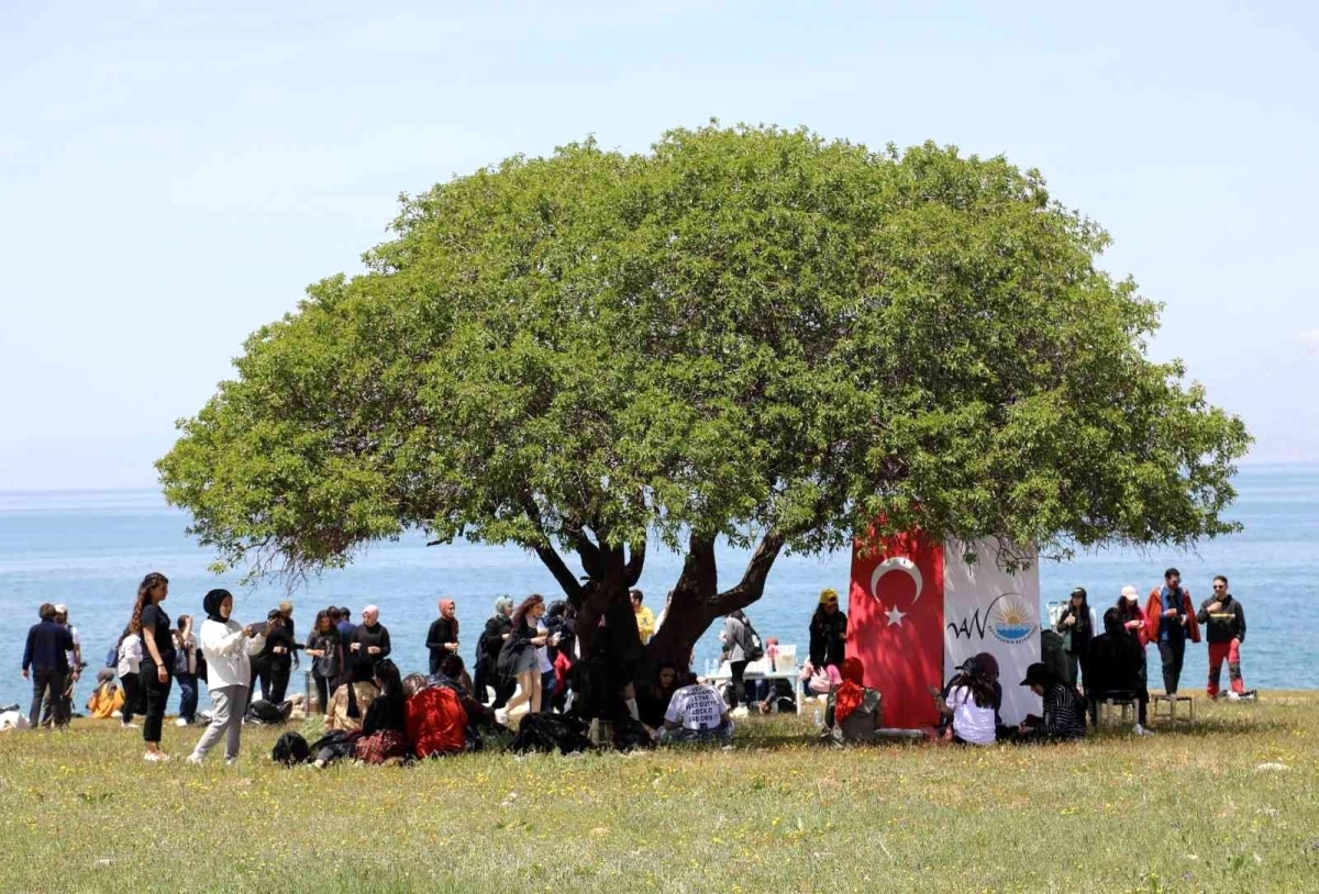 Van\'ın muhteşem koylarına doğa yürüyüşü