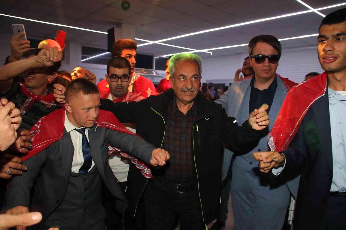 Son dakika haberi: Akşehir Belediyesi\'nden engelli gençlere asker kınası eğlencesi
