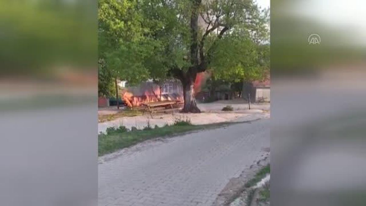 Amasra'da garajda park halinde bulunan otomobil yandı