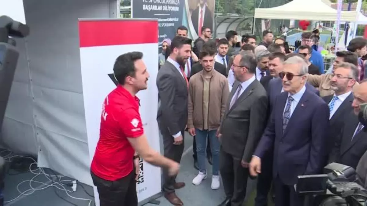 Bakan Kasapoğlu, Gençlik Bilişim Festivali'ndeki stantları gezdi