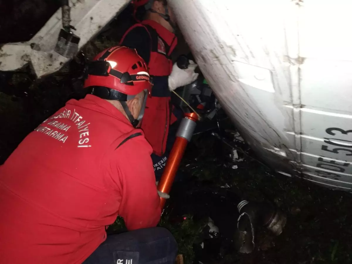 Balıkesir\'de devrilen tırın sürücüsü öldü