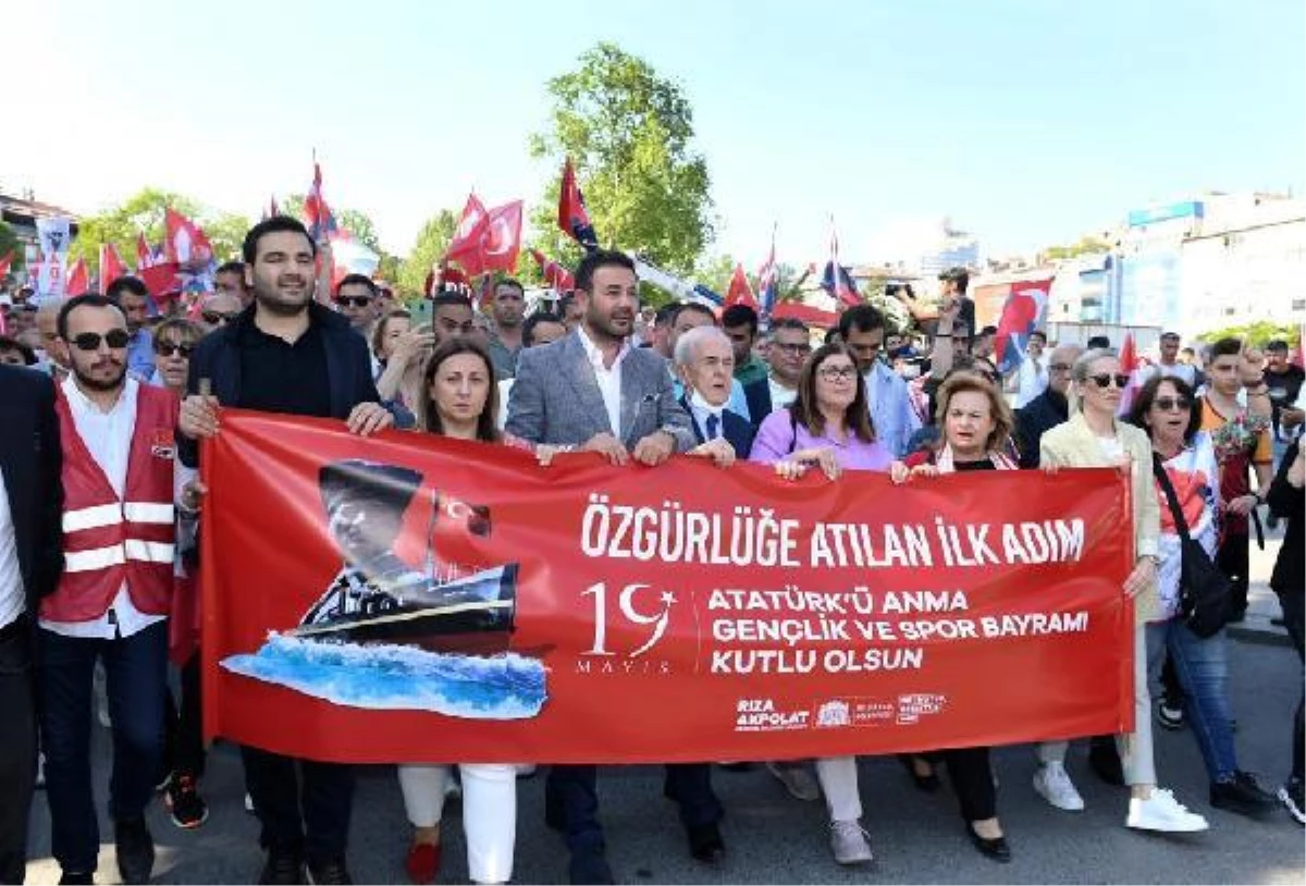 Beşiktaş\'ta 19 Mayıs kutlamaları İlk Adım Yürüyüşü ile başladı