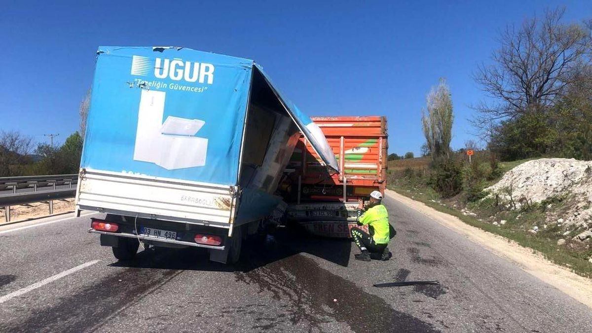 Bilecik\'te seyir halindeki kamyonet, tıra arkadan çarptı: 1 yaralı