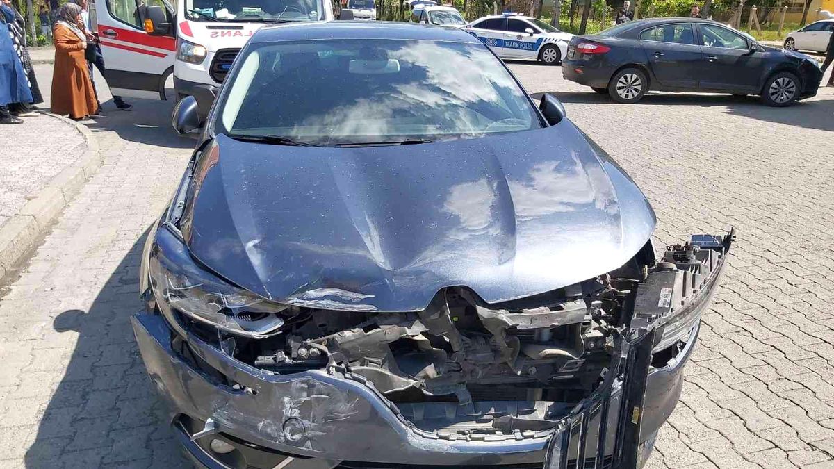 Son dakika... Bingöl\'de trafik kazası: 3 yaralı